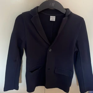 Blazer - Blå blazer. Står 6-8 men själv tycker jag att den skulle öven passa på en 9-10 åring 