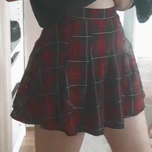 Tenniskjol - Superfin kjol! Säljes då den inte kommer till användning! Vet inte storleken men är för tajt på mig som brukar har st. 36. Frakt tillkommer