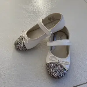 Ballerina i storlek 28. Väldigt bra skick. Inte slitna.