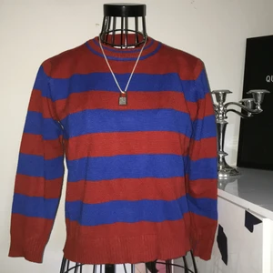 randig stickad tröja - mysig, ganska tajt, skit snygg, ger mig tate och kurt vibes, nylon 30%, polyester 28% Viscose 42% OBS HELT NY INTE ANVÄND BARA PÅ MODELLEN OBS