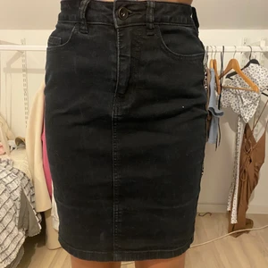 Kjol från vero Moda  - I toppen skick men för liten för mig 
