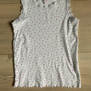 Baby tee - !barnstorlek! Köpt från plick men kommer aldrig till användning, storlek 116, passar xxs-s, den kan vara lite tajt vid ärmhålen men annars är den väldigt bekväm, om ni är intresserade så är det bara att skriva ett pris ni vill köpa för <3 +frakt