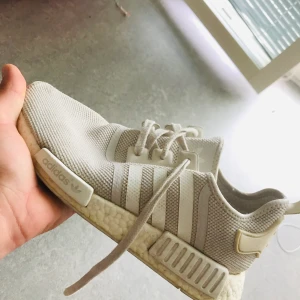 adidas NMD R1 Sand (W) sneakers - 41 1/3 storlek dam modell, men funkar unisex. Bra skick inga hål och är hela, 