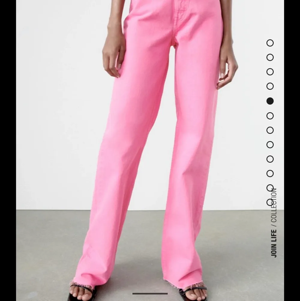 Säljer dessa byxor från Zara! Aldrig använda (lappen sitter kvar)💗💗💗. Jeans & Byxor.