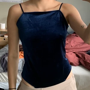 BIKBOK mörkblå bodysuit - Mörkblå sammet bodysuit