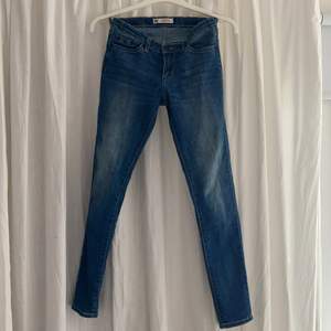 Ett par jeans från Levis i modellen Performance 710 Super Skinny! Jättefina jeans köpta i USA. Självklart äkta! Nypris runt 400 kr. Står ingen storlek på dom men skulle säga att de passar en xxs 