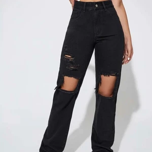 Baggyjeans - skitfina baggyjeans som bara år testade då dom tyvärr va för små för mig så får beställa nya. jättebra kvalite, tjockt tyg och hålen/slitningarna är snyggt gjorda. BUD ELLER FÖRESLÅ PRIS ATT KÖPA DIREKT