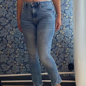 Jeans stl 31 - Jeans med hög midja och raka ben. 