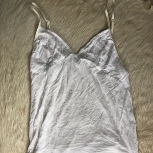 Linne ifrån Marlene Birger - Jättefint vitt linne ifrån Marlene Birger. Väldigt tunt och luftigt material. Andvänd en gång och i perfekt skick. 🤗🤍