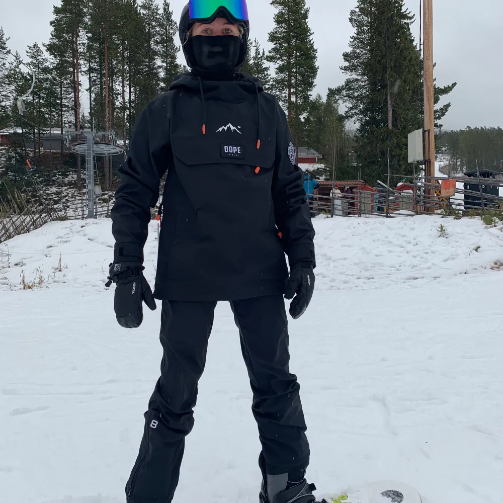 Säljer en ascool snowboard jacka från Dope! Använd två vintersäsongar, hel och fin. Herrstorlek S, sitter som en M på mig som vanligtvis är xs/s. . Jackor.