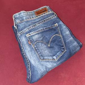 Säljer ett par Levis jeans! Kan hämtas eller fraktas men om det fraktas står köparen för frakten!