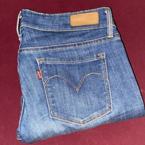 Levis jeans  - Säljer ett par lågmidjade jeans från Levis! Kan hämtas eller fraktas! Men om det ska fraktas så står köparen för frakten!