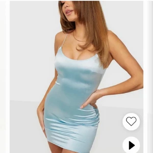 Blå satin klänning  - Säljer min Blåa Satin klänning som endast är testad och helt slutsåld i denna blåa färg, den är hur fin som helst men sitter tyvärr för tight på mig, köpt för 300kr