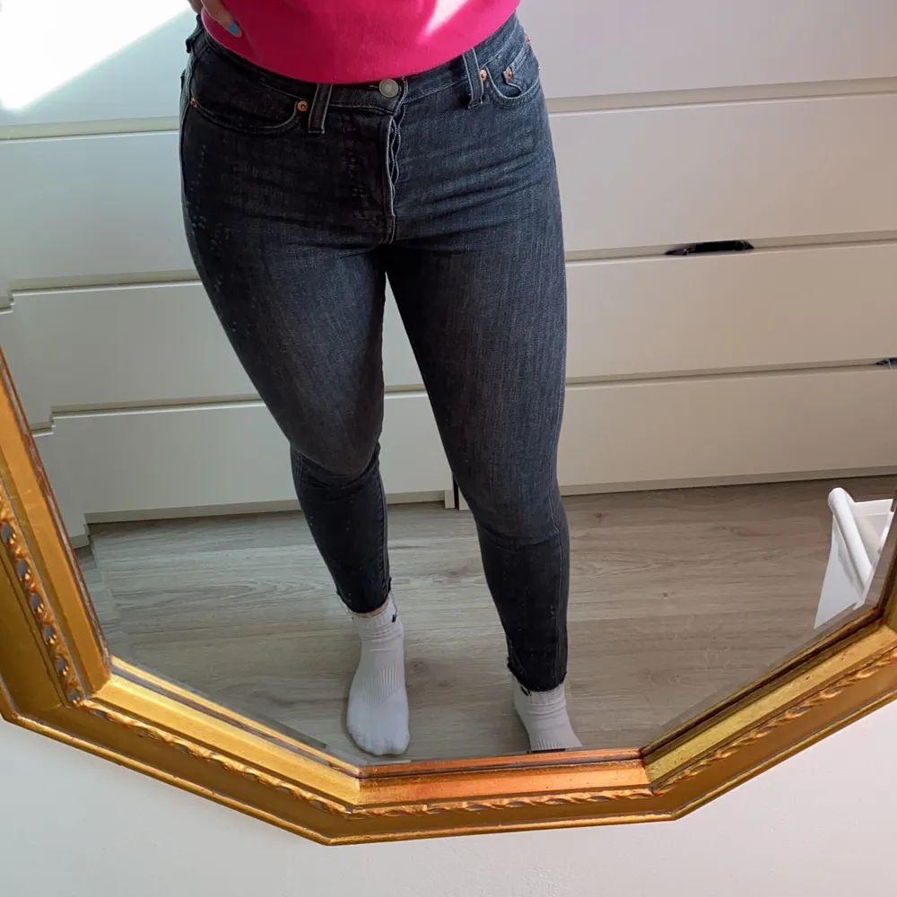 Jeans med rå kant från levis modell: wedgie skinny. Storlek W25 L32. Passar storlek 34. Jeans & Byxor.