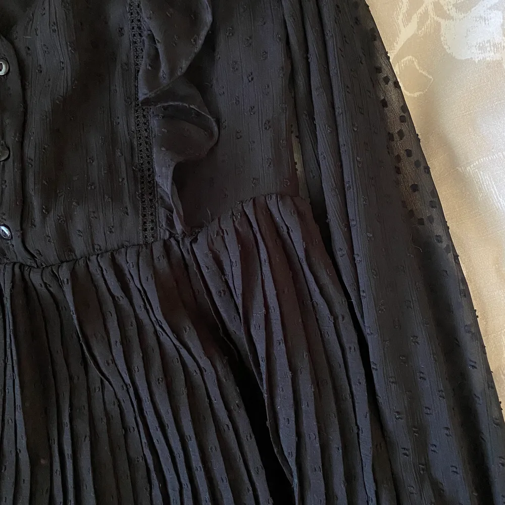 En svart Zara klänning🦋 Säljer den då den är för liten på mig. Klänningar.