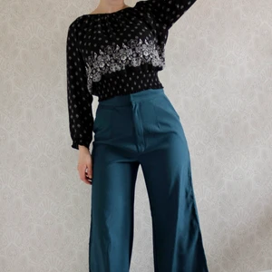 Kort blus - En svart vit mönstrad blus. I tunt matrial. Ger en en kurvig form. Skön och fin. Aldrig använt den. Kolla gärna på mina andra annonser! Blir billigare med frakt då 👏🏽