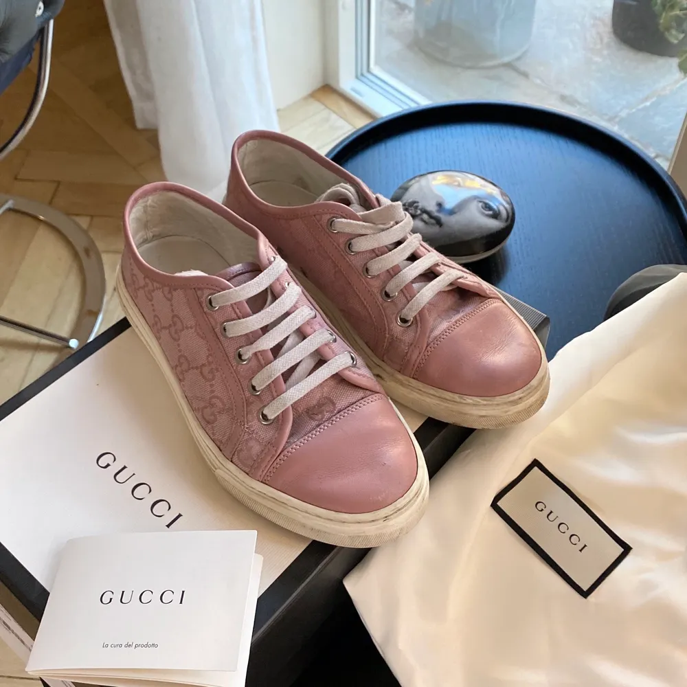 Gucci sneakers i en fin rosa färg, har målat med tushpenna på sulan men de går att ta bort. (Har inte tvättat dem, gör det vid köp) Köpta för några år sen men nyskick! Nypris ca 5000kr. Stl 35,5 men mer som 36,5!. Skor.