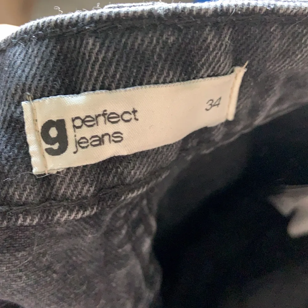 Super snygga vida urtvättade gråa jeans från gina i modellen Idun💕 jag är 172-173, köparen står för frakt!. Jeans & Byxor.
