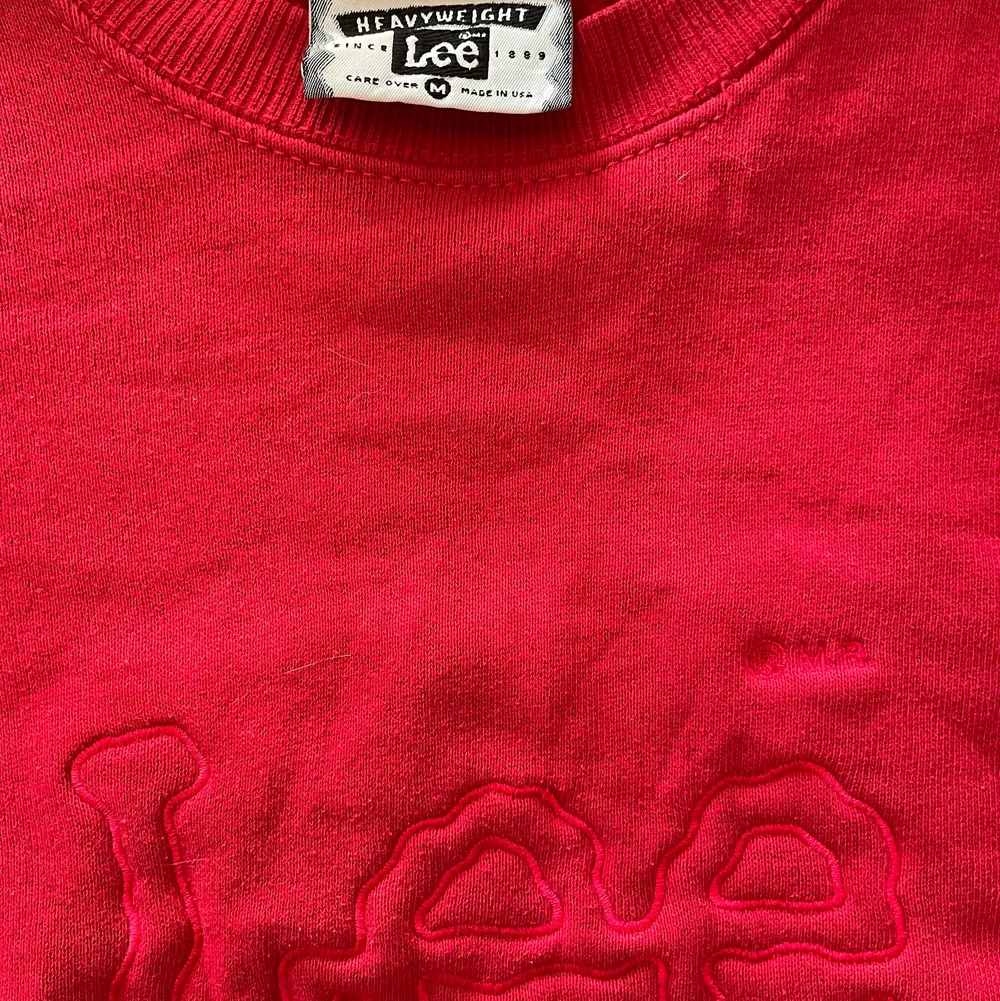 Röd sweatshirt från Lee.. Tröjor & Koftor.