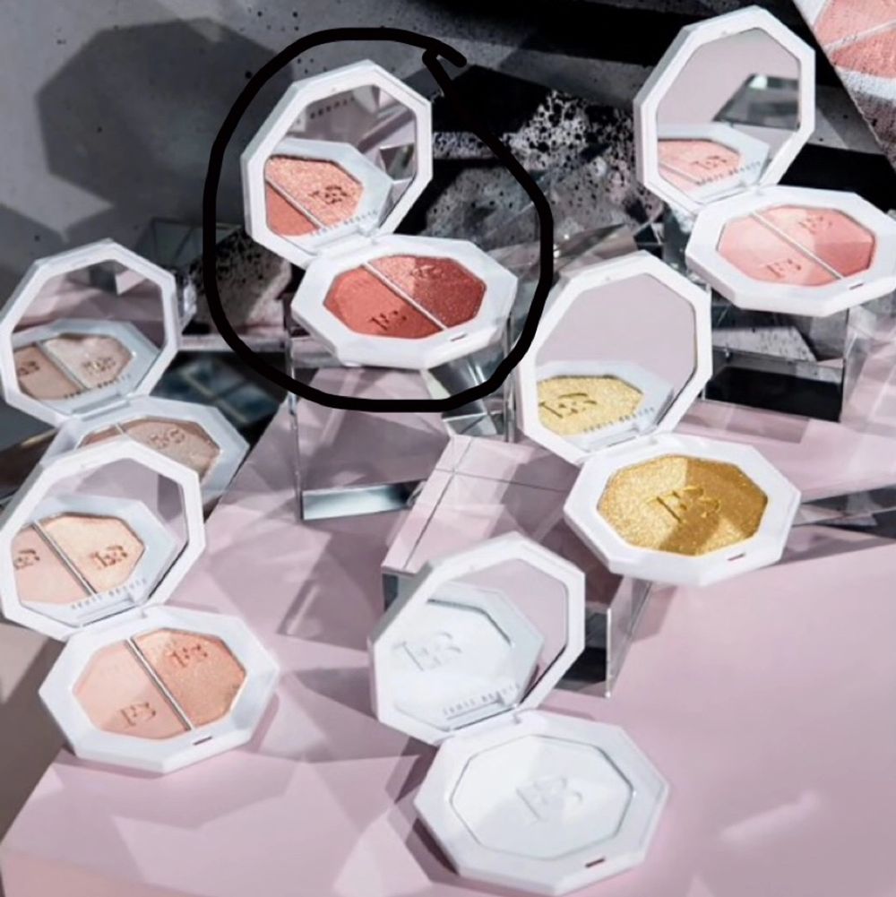 Säljer nu min killawatt highlighter duo från fenty med färgerna ginger binge och moscow mule. Använts några få gånger men säljer då jag känner att jag verkligen inte fått tillräckligt bra användning av den alls o den kan bli mycket mer älskad hos någon annan! Skulle själv säga att den funkar bättre som rough istället för highlighter, men kan självklart bero på ens hudfärg Skriv ifall det intresserar er💕. Övrigt.