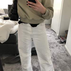 Supersnygga vita jeans från bershka i storlek 34, men är lite stora i storleken. Köparen står för frakt, skriv om du har fler frågor!😝