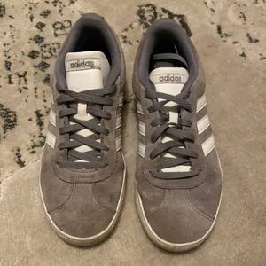 ADIDAS  - SJUKT SNYGGA GRÅA ADIDAS KÖPTA I COLORADO USA. Använt 4-5 gånger. Bra skick. 