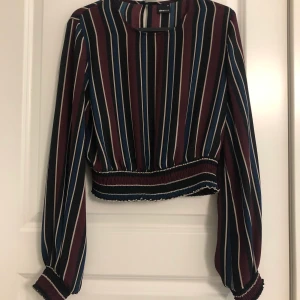 Croppad blus  - En croppad blus från Gina Tricot, oanvänd 