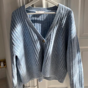 Ljusblå kofta Zara - Jättefin ljusblå kofta från Zara. St M och jättebra skick!