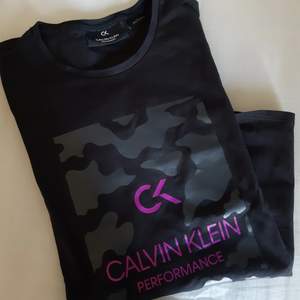 Fin svart Calvin Klein t-shirt i stl S. Svart med rosa logga. Sparsamt använda, så fint skick! Kan mötas eller fraktas då köparen står för kostnaden!