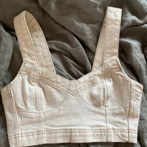 Weekday topp Beige - Jättesöt topp från weekday. Beige med bruna sömmar. Den har regler bara band, kan passa andra storlekar. Använd Max 3 gånger. Köppte för 400kr. Köparen står för frakt ❤️🍓 kontakta för fler bilder