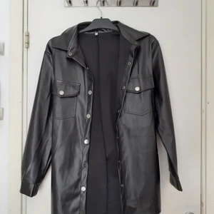 Skin kappa - Säljer min skin jacka som jag använt endas en gång stl s passar dock mig med xs och m 