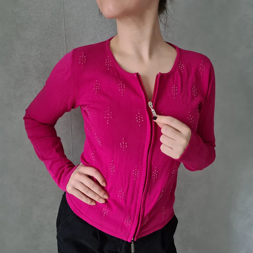 Comfy cardigan, with some sequins on the front. Zipper does also have some sequins. Super comfy, cool fabric and stretchy.💕 Only used once!. Tröjor & Koftor.