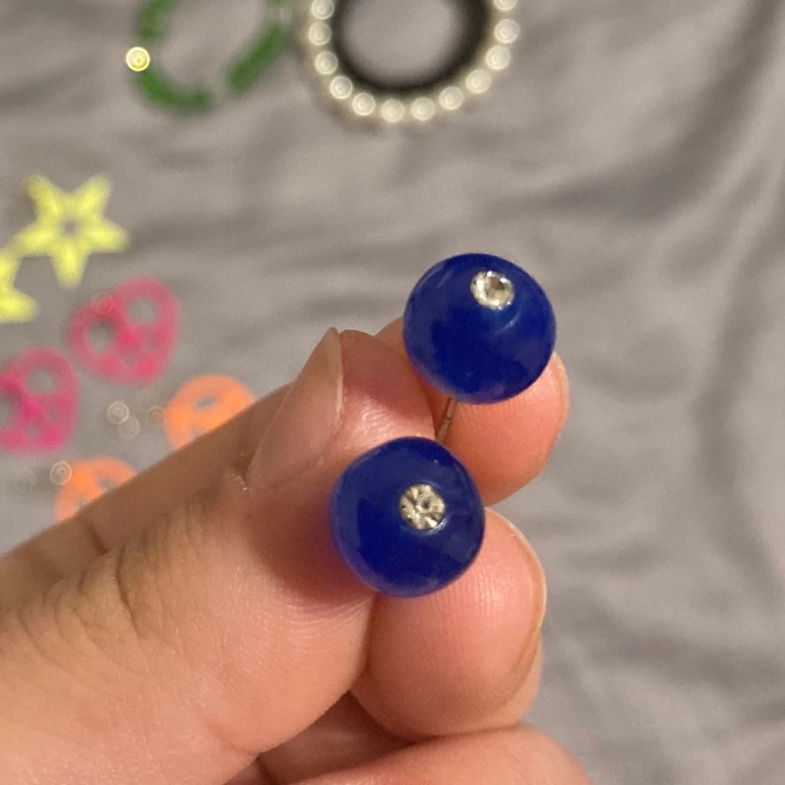 Smycke, Blåa Örhängen med silver på toppen