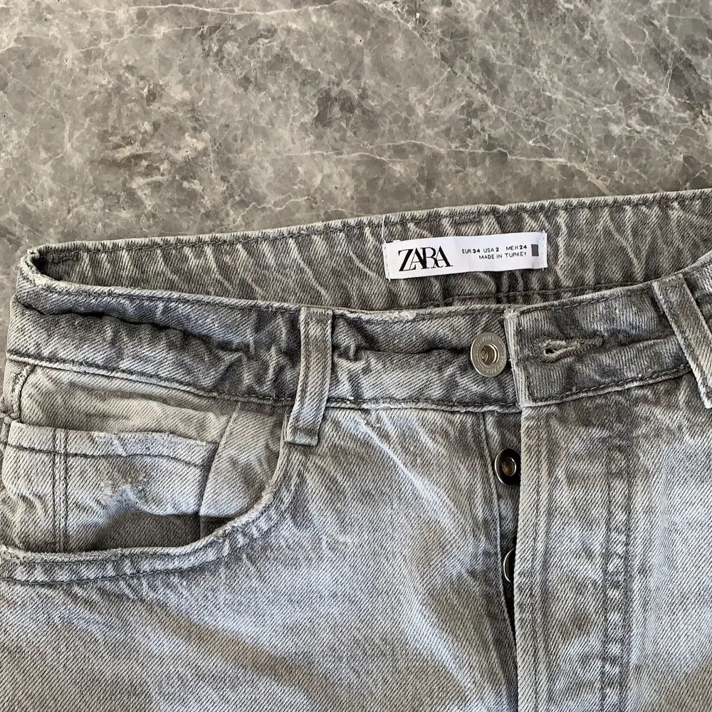 Raka jeans från zara, slitningar och sitter superfint på! Storlek 34 men lite stora i storleken så passar även 36!. Jeans & Byxor.