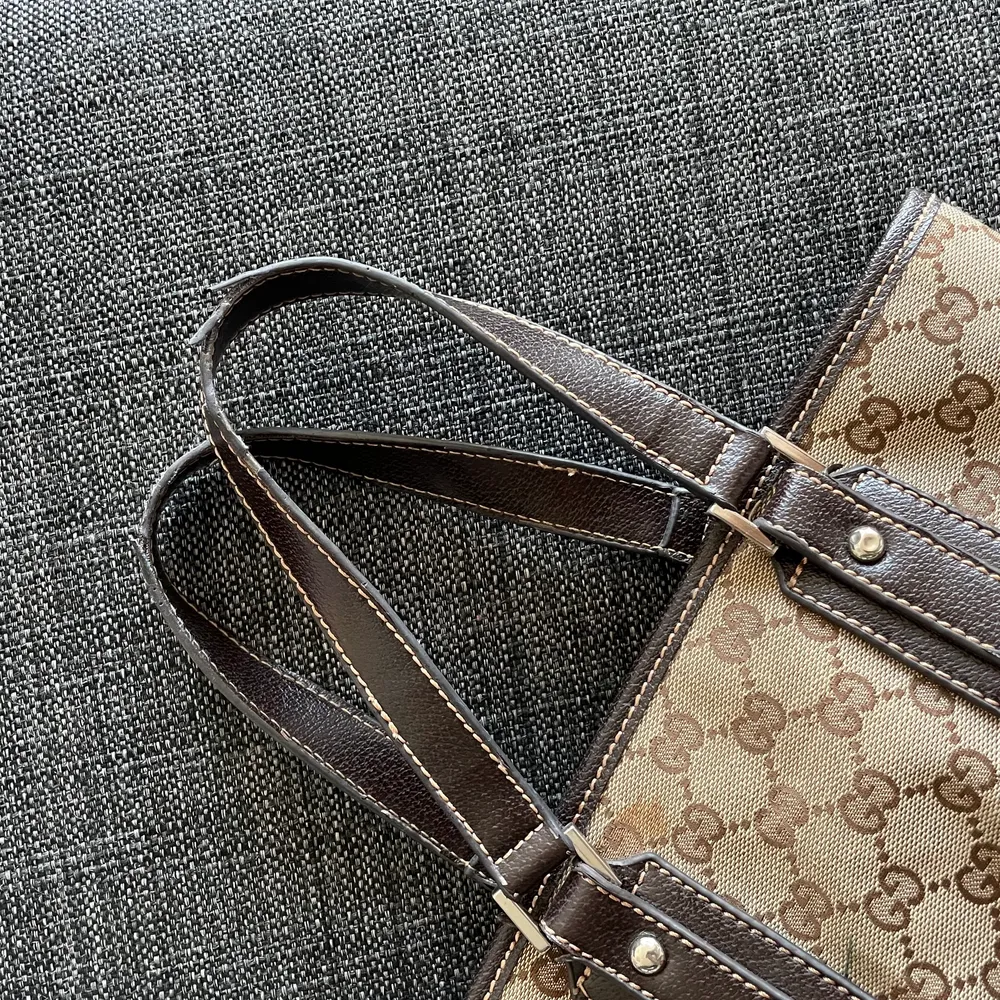 En liten Gucci handväska köpt secondhand, lite sliten vid handtaget sedan innan. Annars i bra skick använd få gånger. (ej äkta). Väskor.