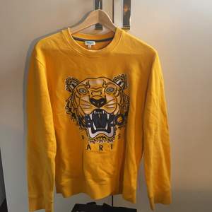 Kenzo gul tiger sweatshirt (S). I bra skick. Originalpris runt 2000 kr 
