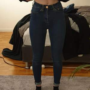 Ett par jeans som inte kommit till användning på mer än ett år. Lite långa på mig som är 163cm därför har jag vikt upp dom. Dom är i fint skick förutom en tråd som hänger på ena bakfickan (se bild 3). Pris kan diskuteras