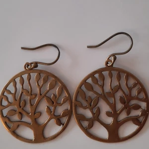 Örhängen från Nepal - Fina örhängen från Nepal. Sparsamt använda. En aning missfärgade men syns inte mycket. Frakt 12 kr.