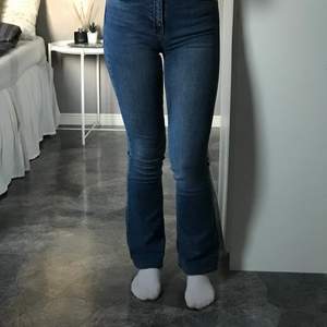 Mörkblå bootcut jeans från Gina, använda ett fåtal gånger. Uppsydda i benen