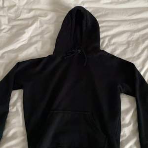 Svart hoodie, storlek xs, pris: 150kr inklusive frakt