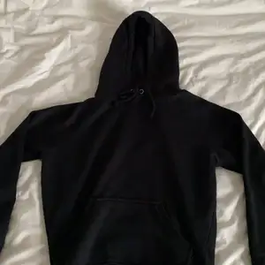 Svart hoodie, storlek xs, pris: 150kr inklusive frakt
