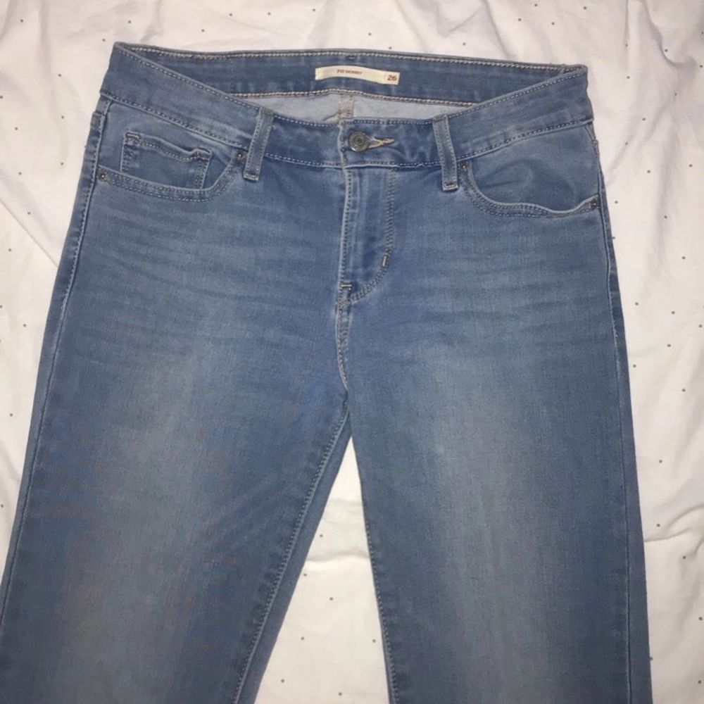 Jag säljer nu ett par Levi’s jeans som är använda ett fåtal gånger. Modellen är 711 skinny i storlek 26. Köpte dom i början av 2020. Jag är en 38 i jeans och dessa passar mig perfekt. Pris kan diskuteras. Jeans & Byxor.