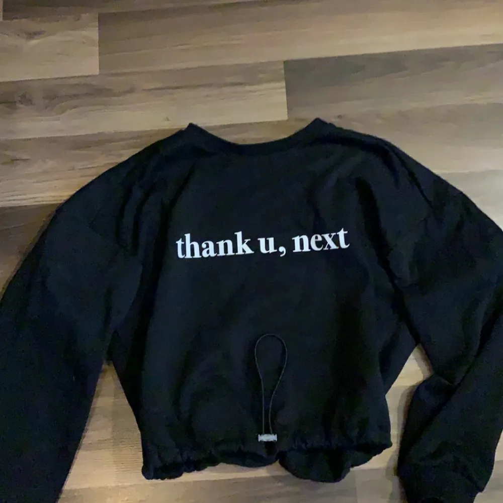 Säljer denna tröja/hoodie i storlek Xs, finns ett tryck på framsidan ”Thank u, next” och på baksidan ”Ariana Grande”. Den är i ett bra skick, aldrig använd, bara testad.. Tröjor & Koftor.