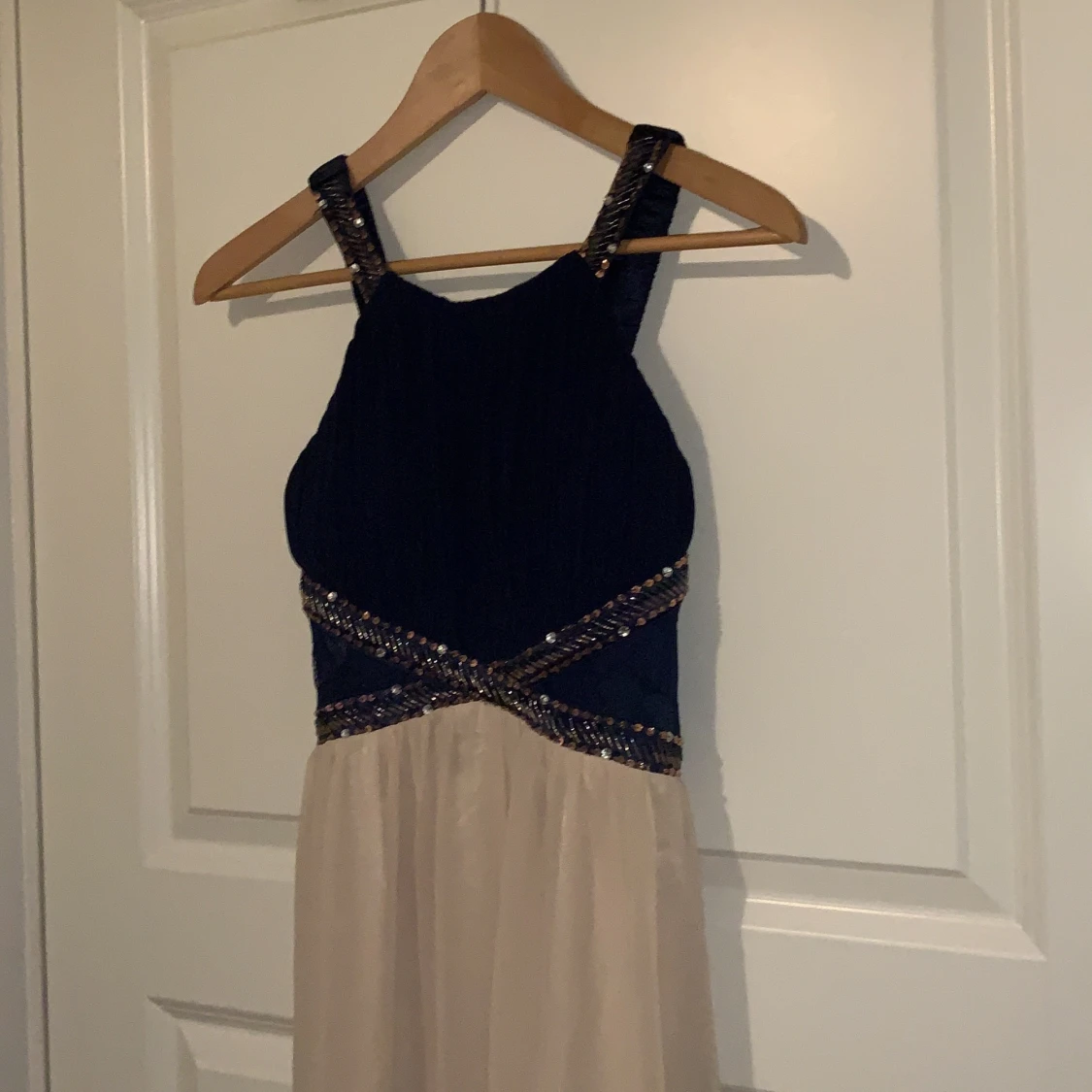 Skala Balklänning med tillkommande sjal i beige och marinblå