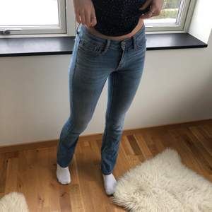 Snygga lågmidjade jeans säljer pågrund av att jag har många likadana💕