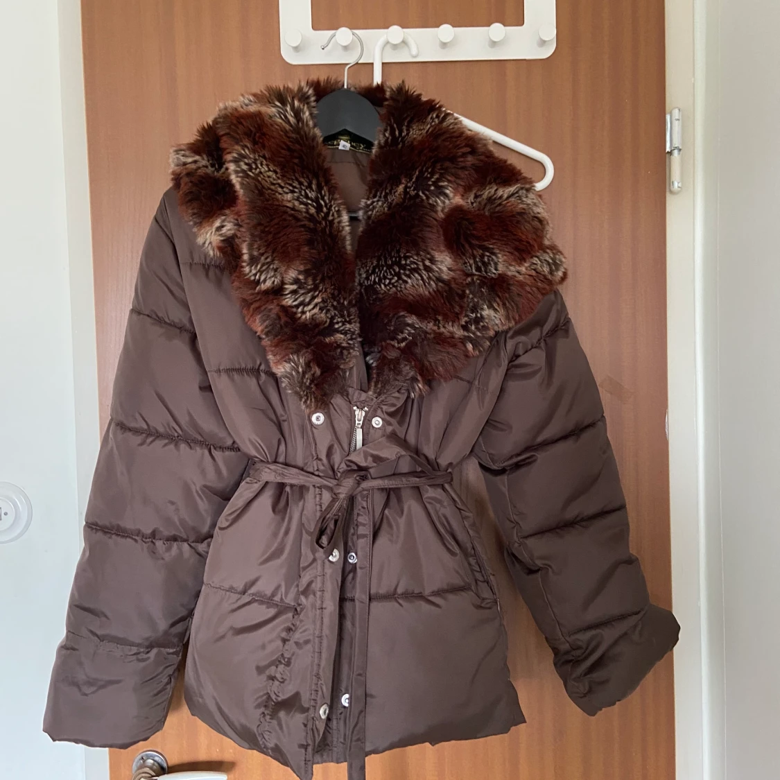 Jätte snygg jacka med pälskrage