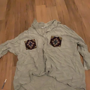 Grå skjorta - En helt vanlig grå skjorta men supercoola fickor ☺️