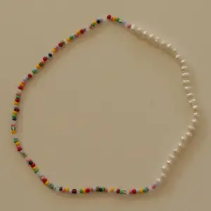 Pärlhalsband i somriga färger och äkta sötvattenspärlor💛 Trendigt ich snyggt till sommaren! ca 48 cm i omkrets, gjort med elastiskt tråd