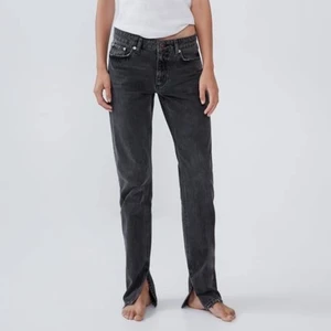 Zara jeans - Säljer dessa populära jeans ifrån Zara. Mörkgråa mid rise straight med slits. Storlek 34💕