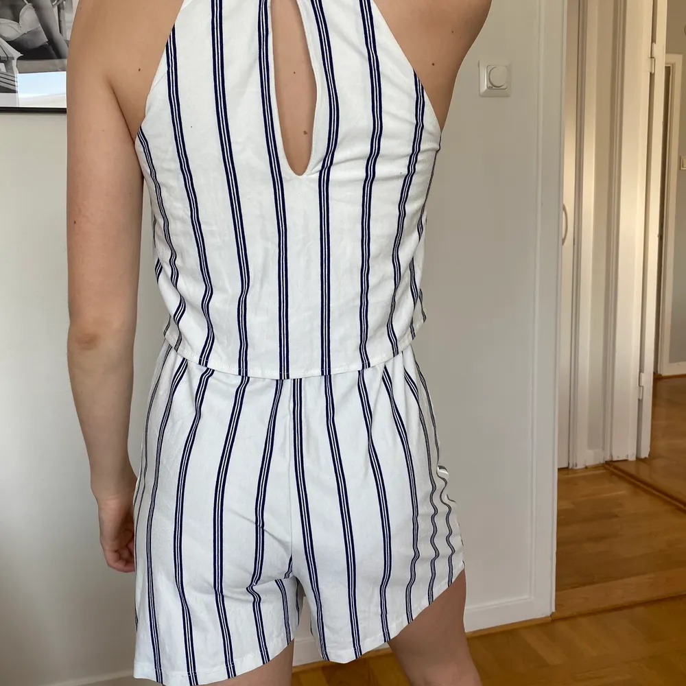 Vit och blå bershka jumpsuit! Bra skick och i storlek XS💞 passar best till barn. Övrigt.